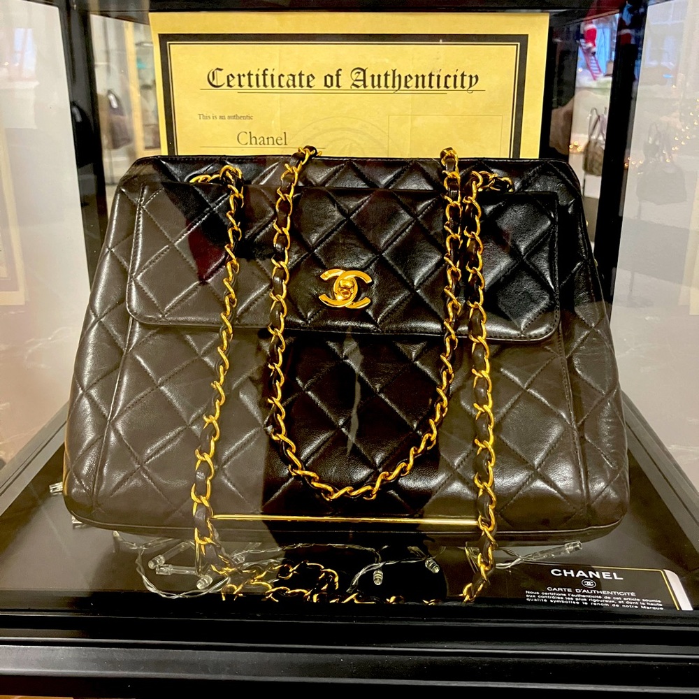 Absolutely GORGEOUS, stunning Chanel classic purse.